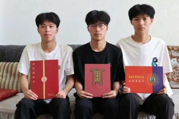 易启胜 青年早新闻 | 复制粘贴的优秀！云南三胞胎均被北大等名校录取