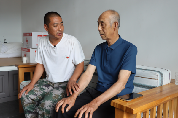 金牛网 暴雨中的感人画面:你的逆行担当铸就人间大爱